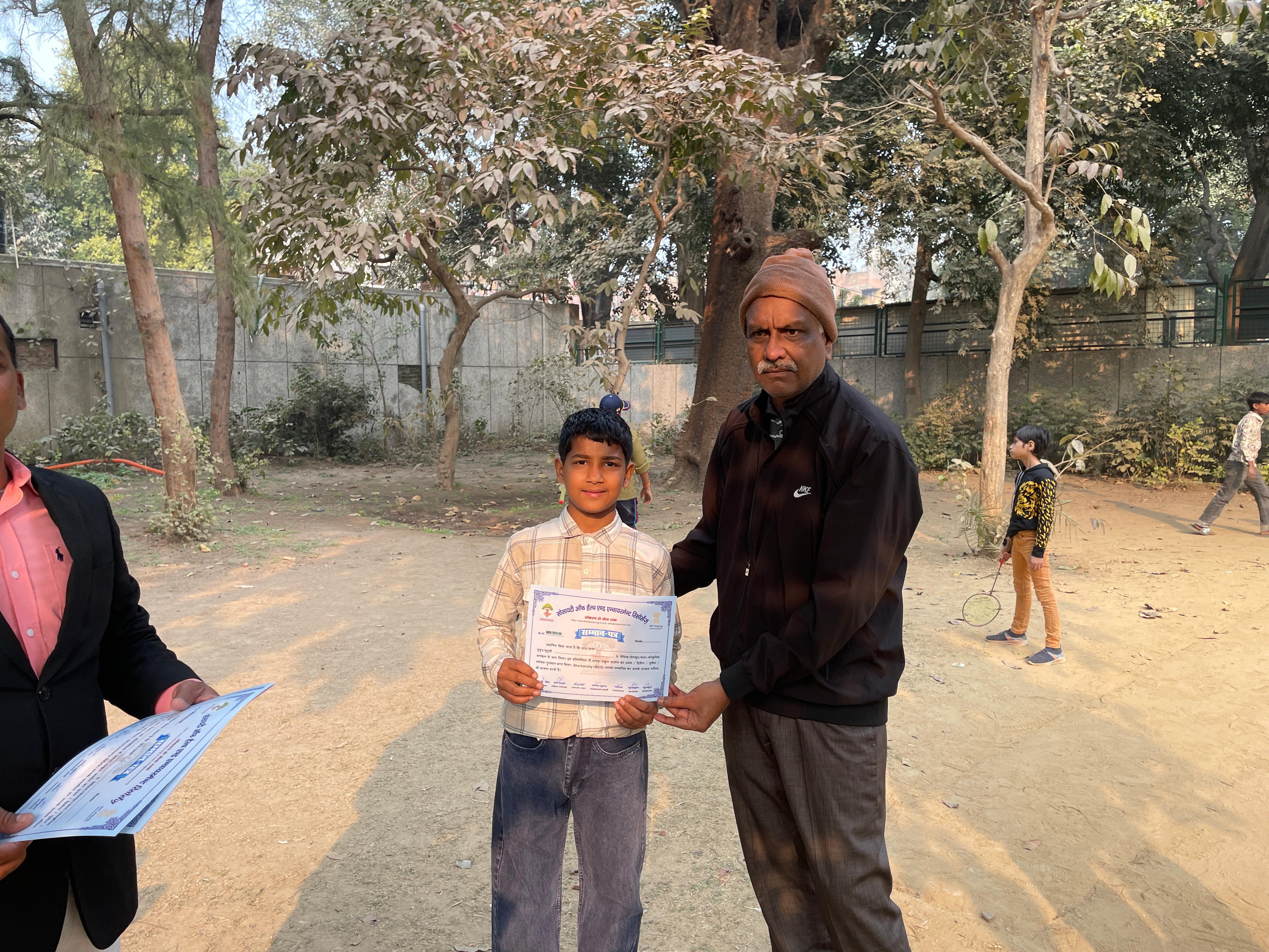 सम्मान पत्र वितरण