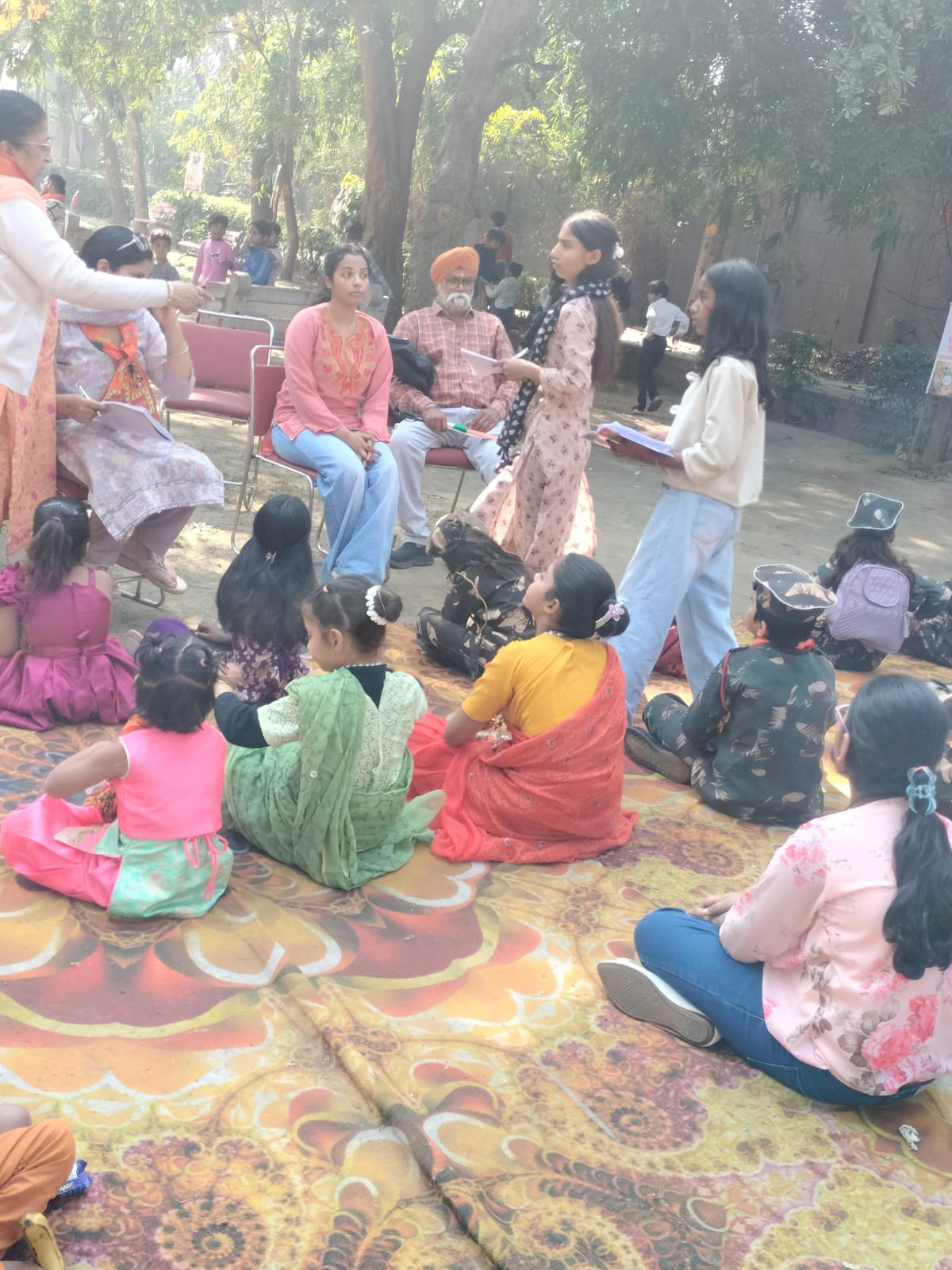 आस्था जी के द्वारा बच्चों को आर्ट प्रतियोगिता का संचालन