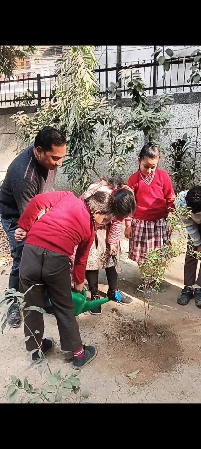 स्कूल में निःशुल्क वृक्षारोपण कार्यक्रम